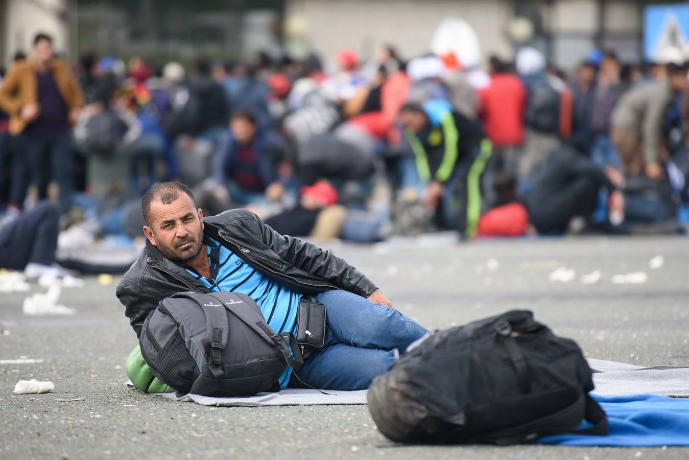 Refugiados caminan hacia la esperanza