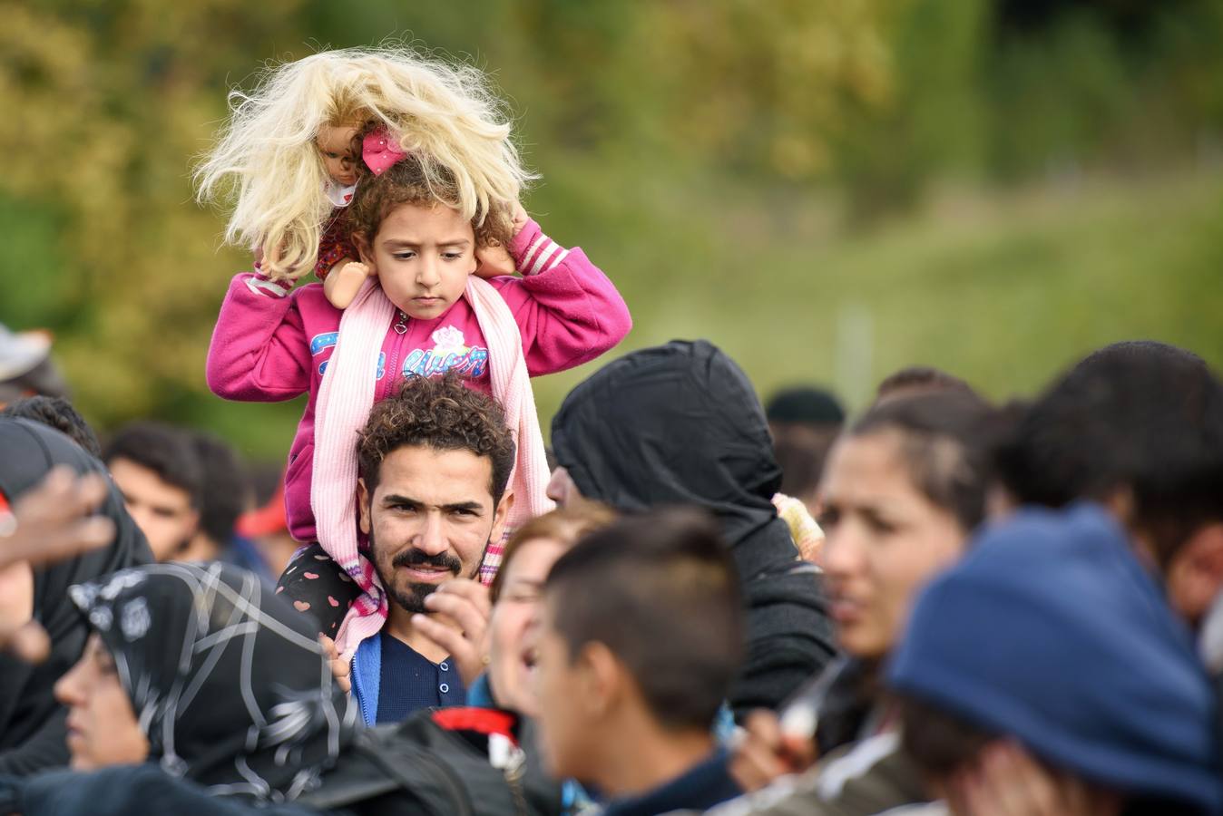 Refugiados caminan hacia la esperanza