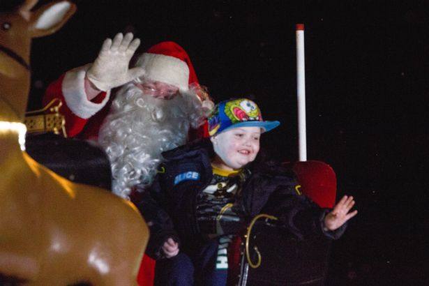 Un pueblo adelanta la Navidad para que pueda vivirla un niño enfermo terminal
