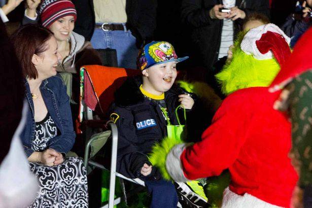 Un pueblo adelanta la Navidad para que pueda vivirla un niño enfermo terminal