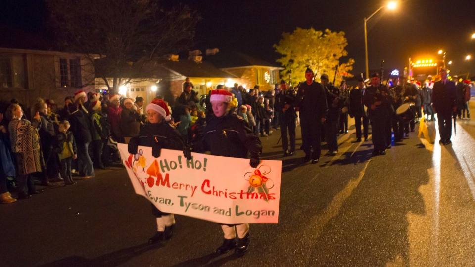 Un pueblo adelanta la Navidad para que pueda vivirla un niño enfermo terminal