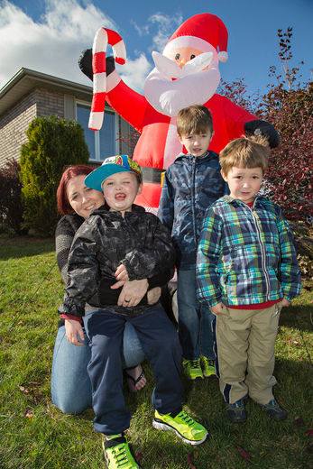 Un pueblo adelanta la Navidad para que pueda vivirla un niño enfermo terminal