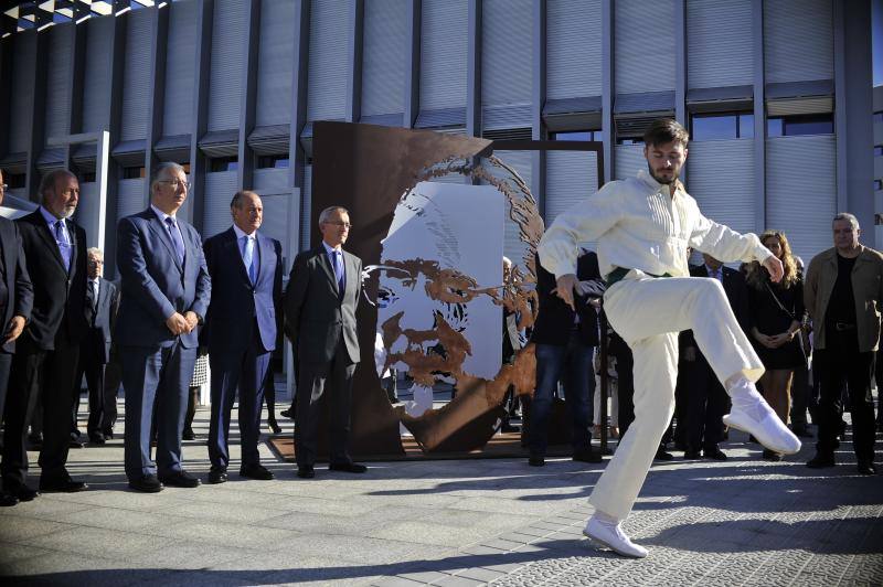 Azkuna ya tiene su primera estatua