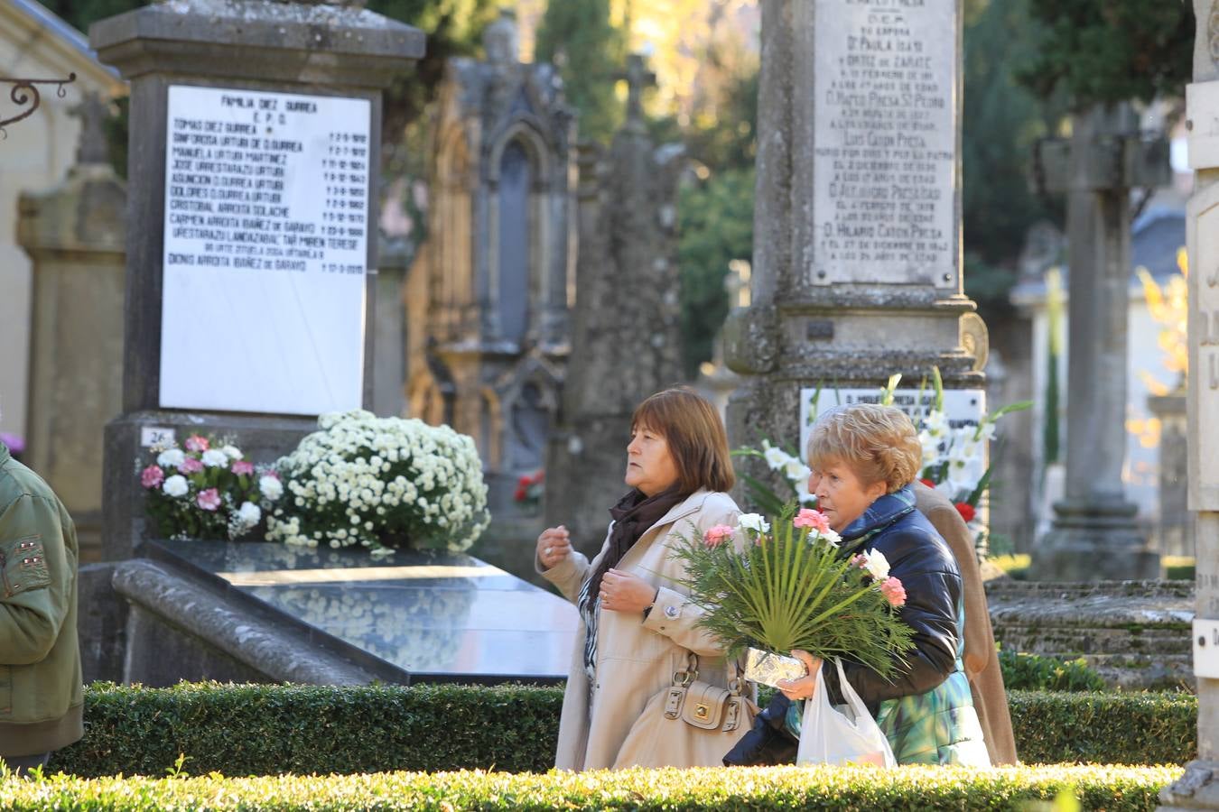 Los cementerios alaveses se llenan de flores y recuerdos