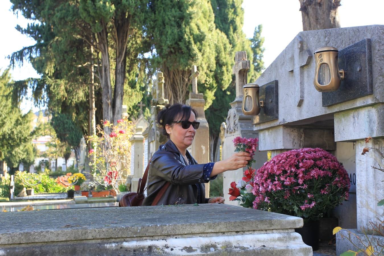 Los cementerios alaveses se llenan de flores y recuerdos