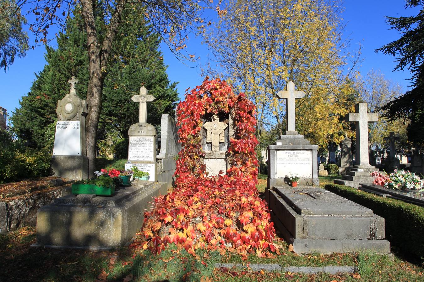 Los cementerios alaveses se llenan de flores y recuerdos