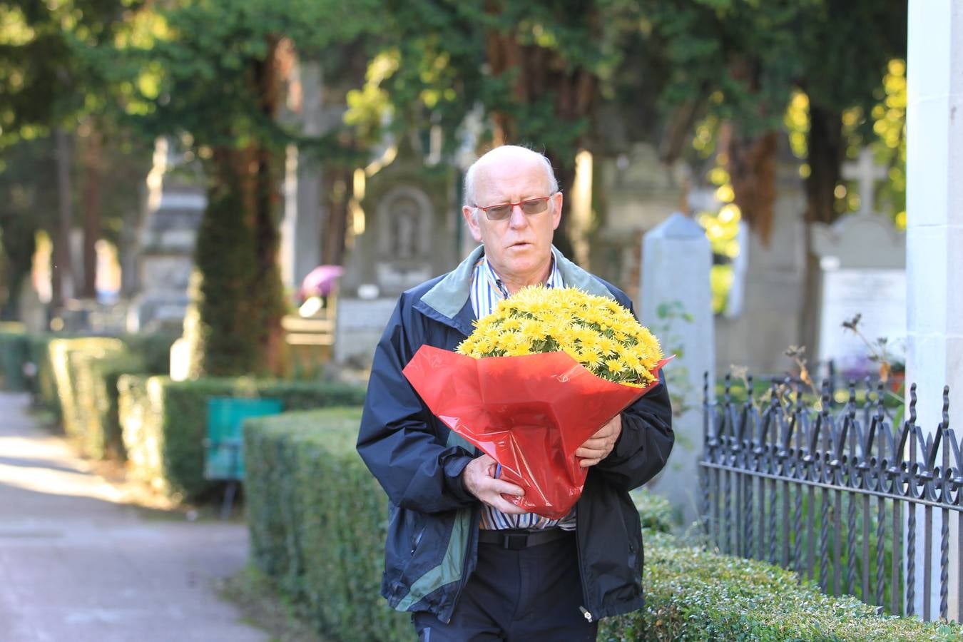 Los cementerios alaveses se llenan de flores y recuerdos