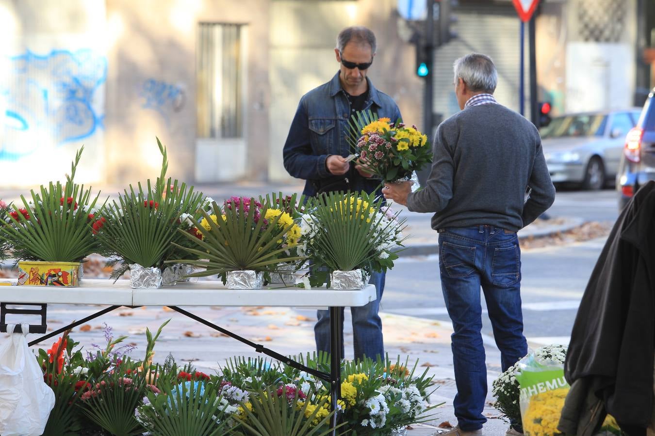 Los cementerios alaveses se llenan de flores y recuerdos