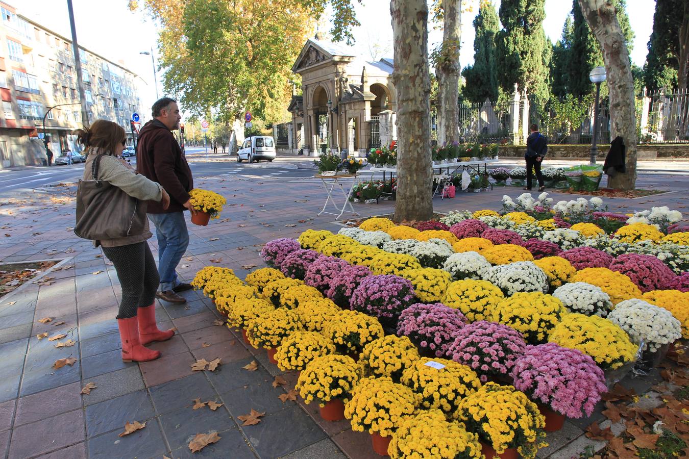 Los cementerios alaveses se llenan de flores y recuerdos