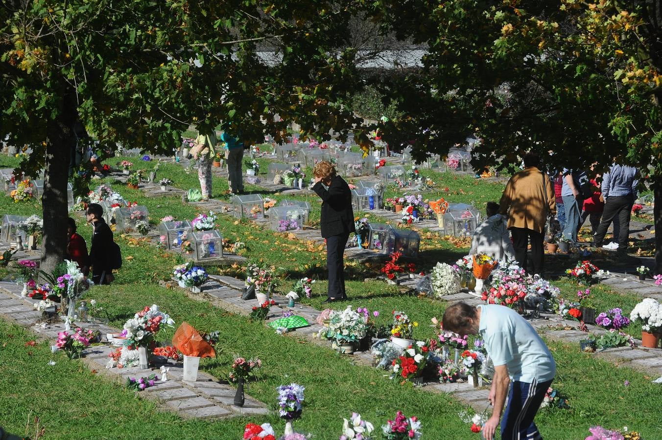 Día de Todos Los Santos en los cementerios vizcainos