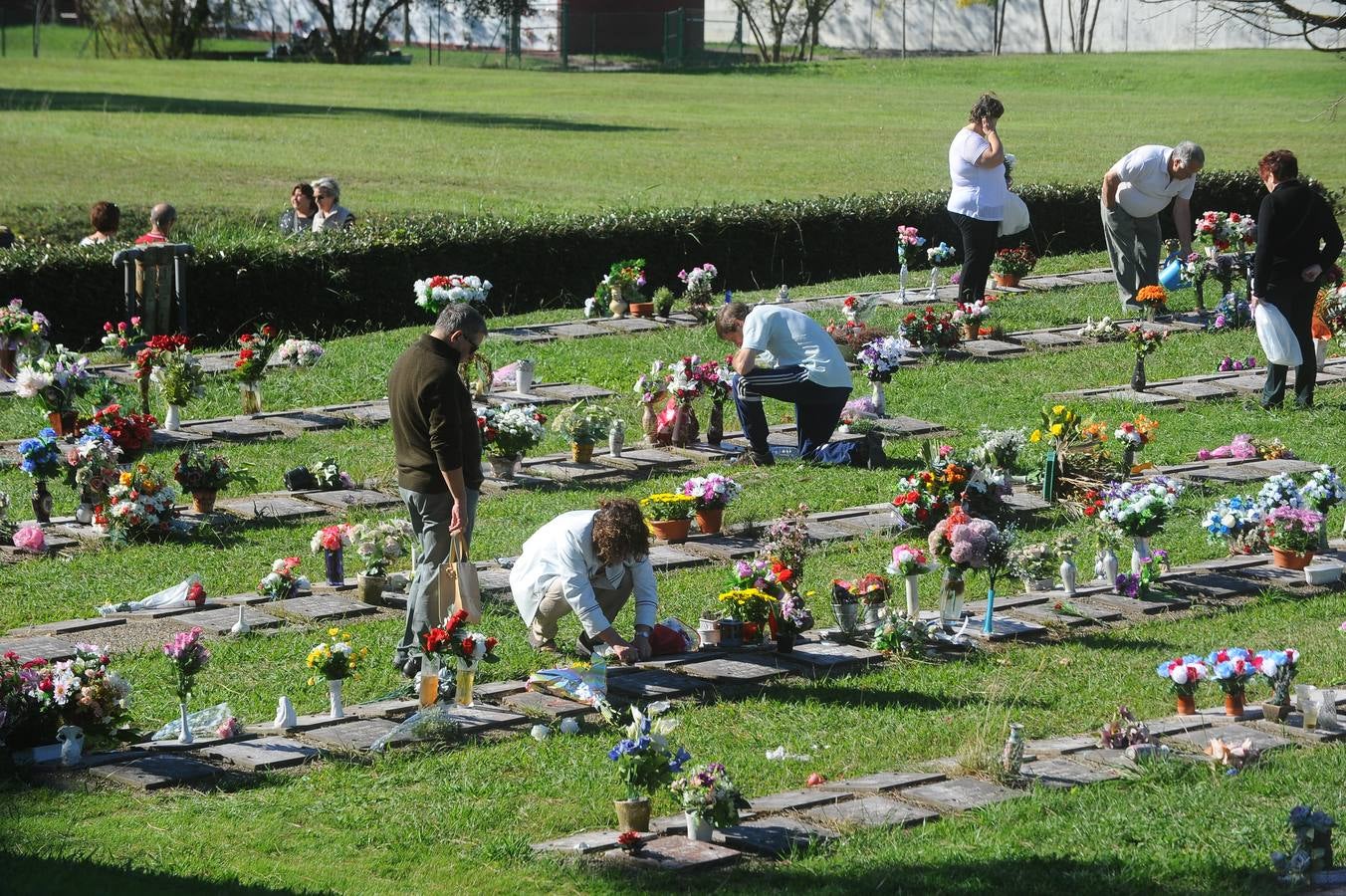 Día de Todos Los Santos en los cementerios vizcainos