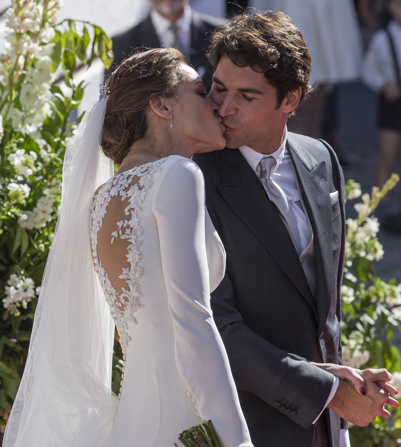 Eva lucía un clásico diseño en blanco realizado por Pronovias.