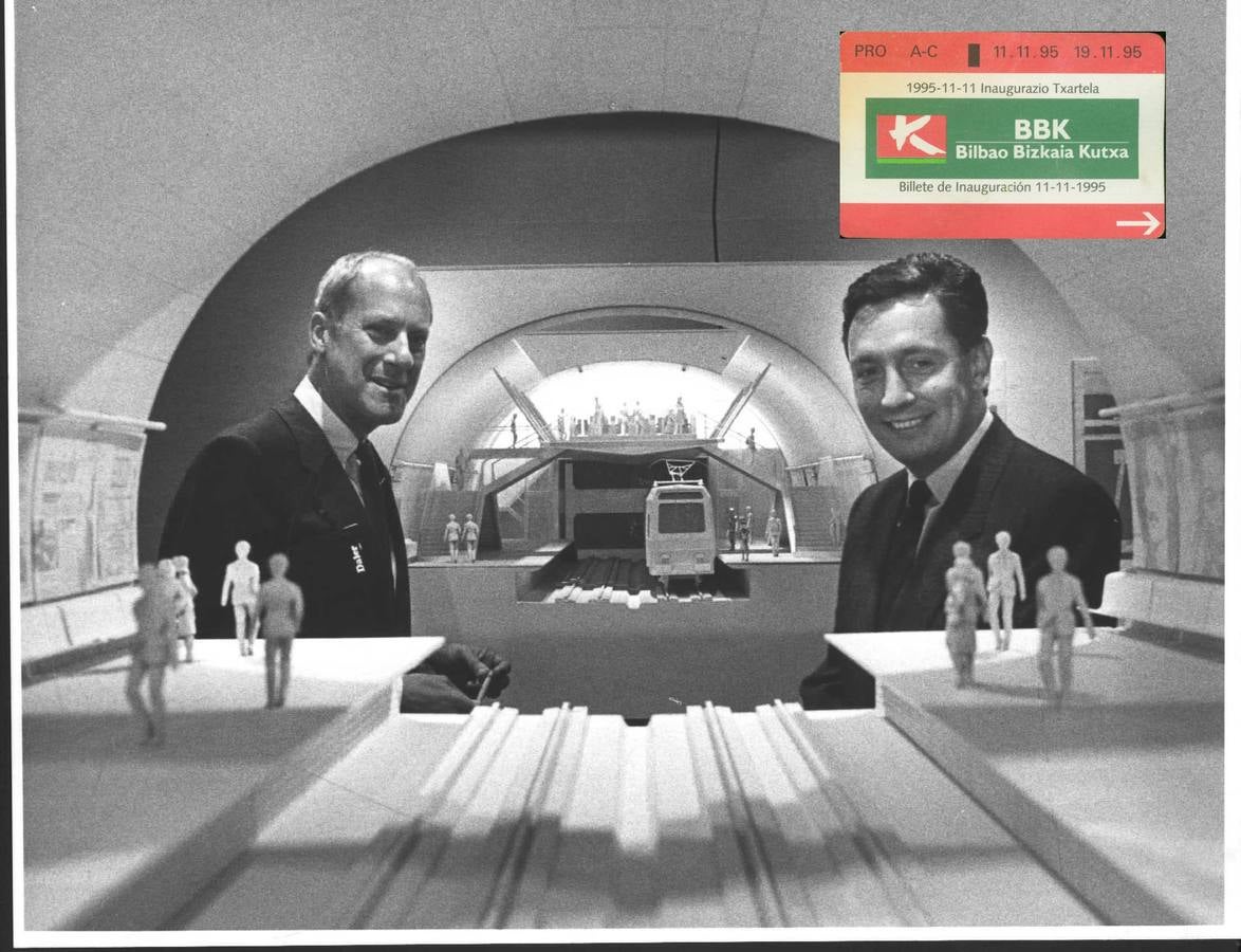 Norman Foster y Enrique Antolin junto a la maqueta del metro. Arriba billete de inauguración del 11 de noviembre.