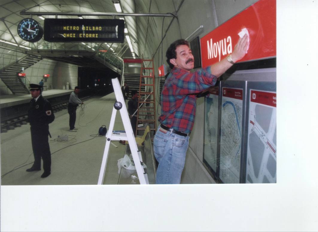 Preparativos a última hora en algunas de las estaciones del suburbano bilbaíno.