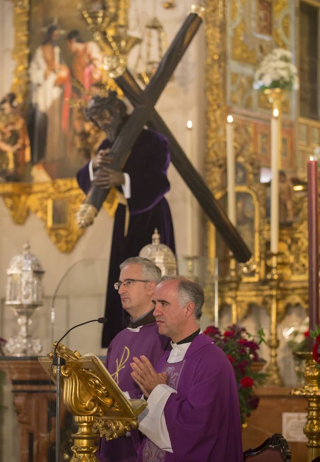 Momento de la misa de cabo de año por el fallecimiento de la duquesa de Alba, Cayetana Ftiz-James Stuart, y oficiada por el sacerdote Ignacio Jiménez Sánchez-Dalp, que fue su confesor.