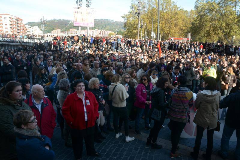 Miles de personas rechazan en Bilbao la apertura de comercios en festivos