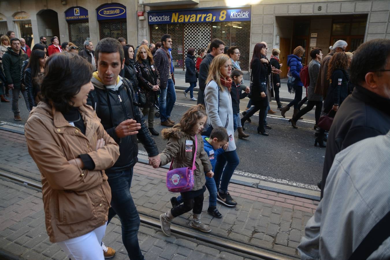 Miles de personas rechazan en Bilbao la apertura de comercios en festivos