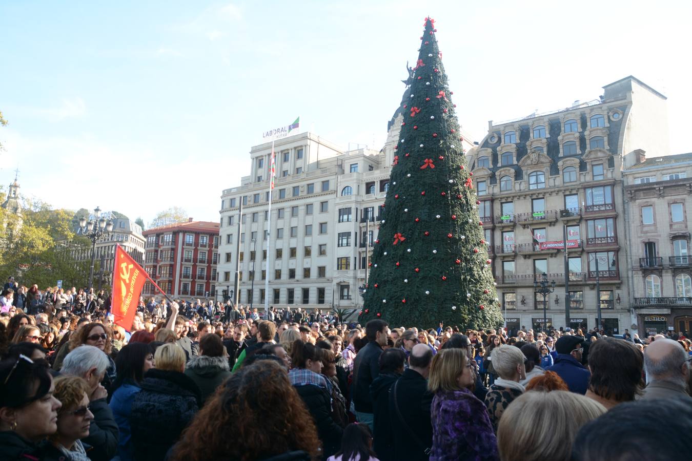 Miles de personas rechazan en Bilbao la apertura de comercios en festivos