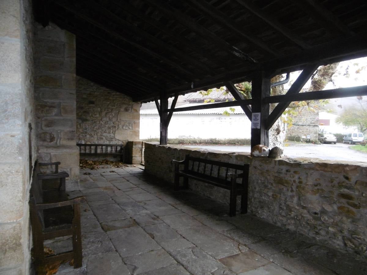 Bancos del pórtico de Andra Mari. 