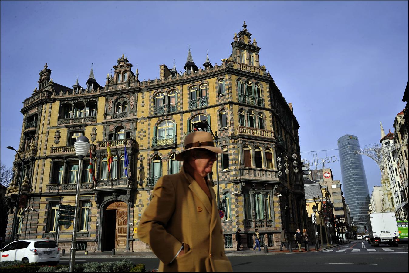 El Palacio Chávarri. Esta mansión situada en la Plaza Moyúa, es la subdelegación del Gobierno Central desde el año 1943