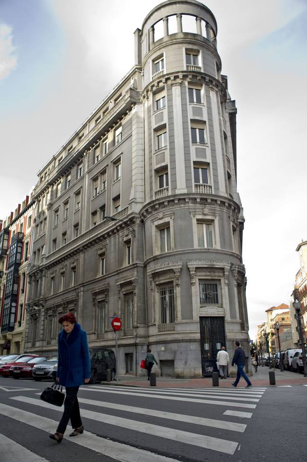 Primer edificio del Ensanche. Lo que es considerado como tal, está situada en Henao 9, esquina con Ercilla