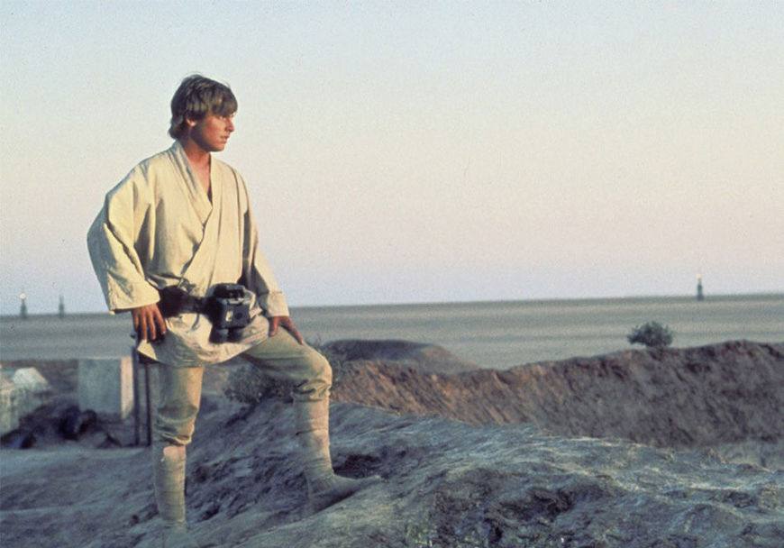 Tatooine. Es un planeta desértico iluminado por dos soles. Bajo control de los Hutts, se trata de un lugar de paso empleado por piratas, cazarrecompensas y traficantes. Entre sus pobladores nativos figuran los Jawas, que se dedican a vender chatarra, y los Tusken, una raza que rechaza la convivencia con las demás.