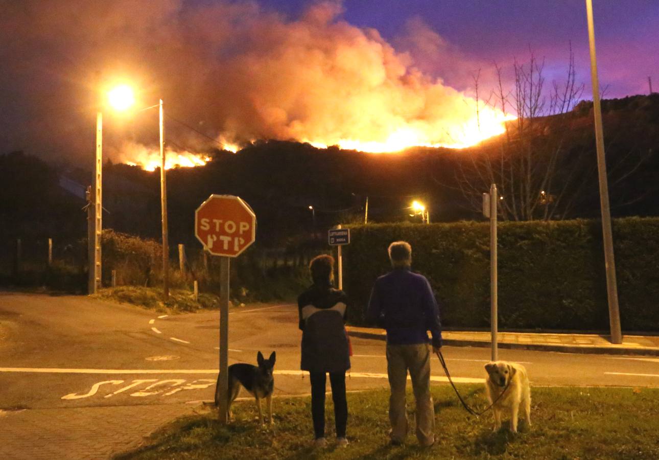 El incendio declarado en Berango, en imágenes