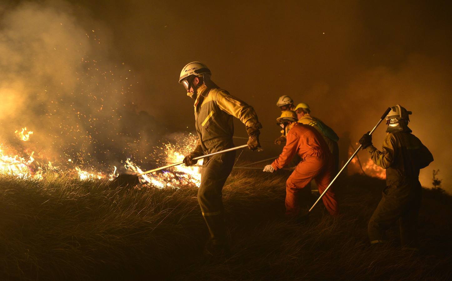 El incendio declarado en Berango, en imágenes