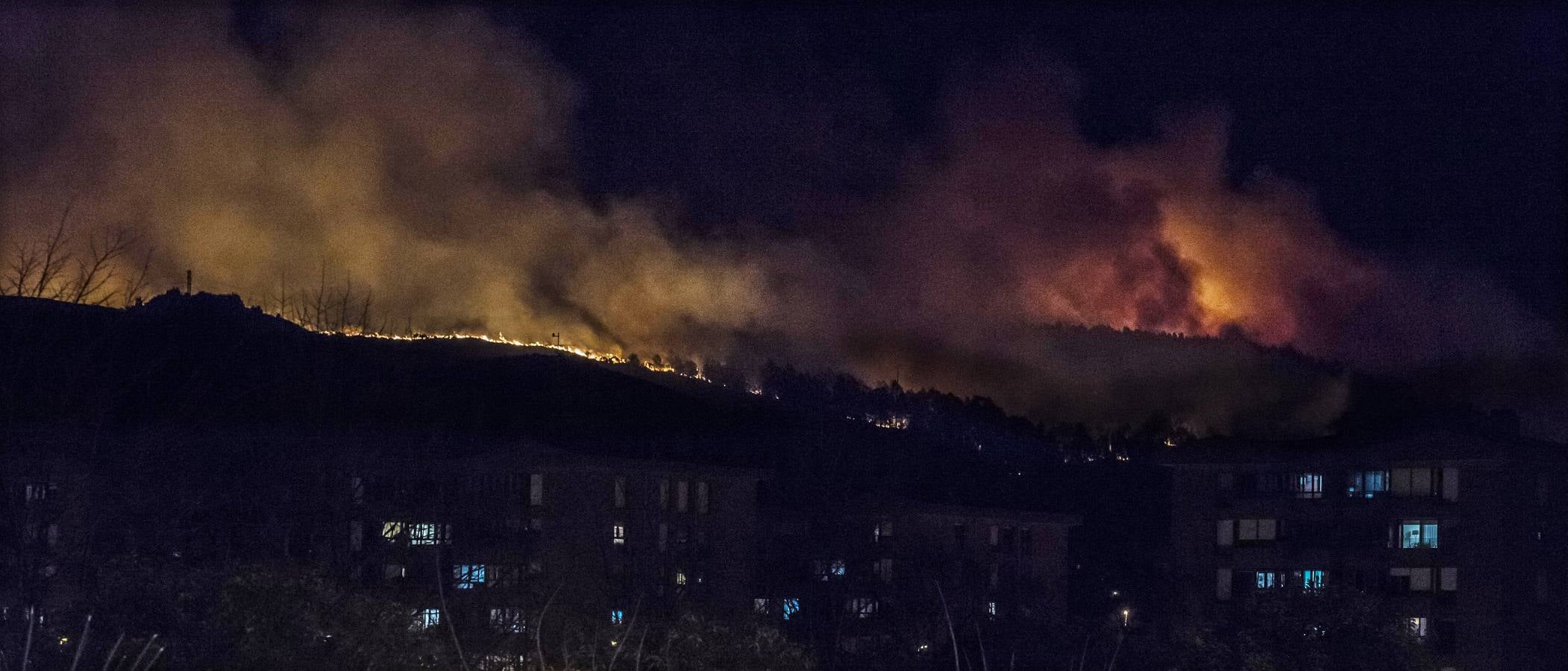 El incendio declarado en Berango, en imágenes