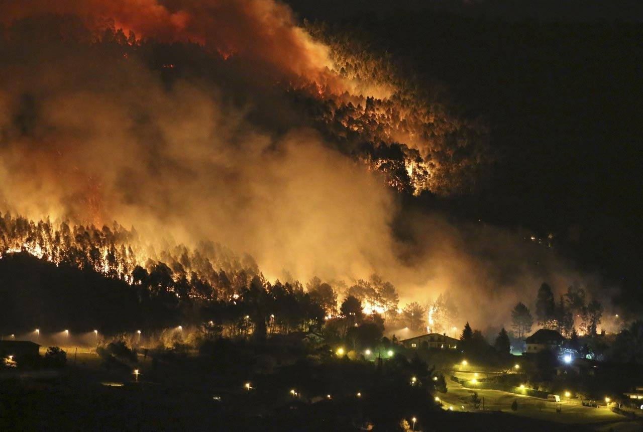 El incendio declarado en Berango, en imágenes