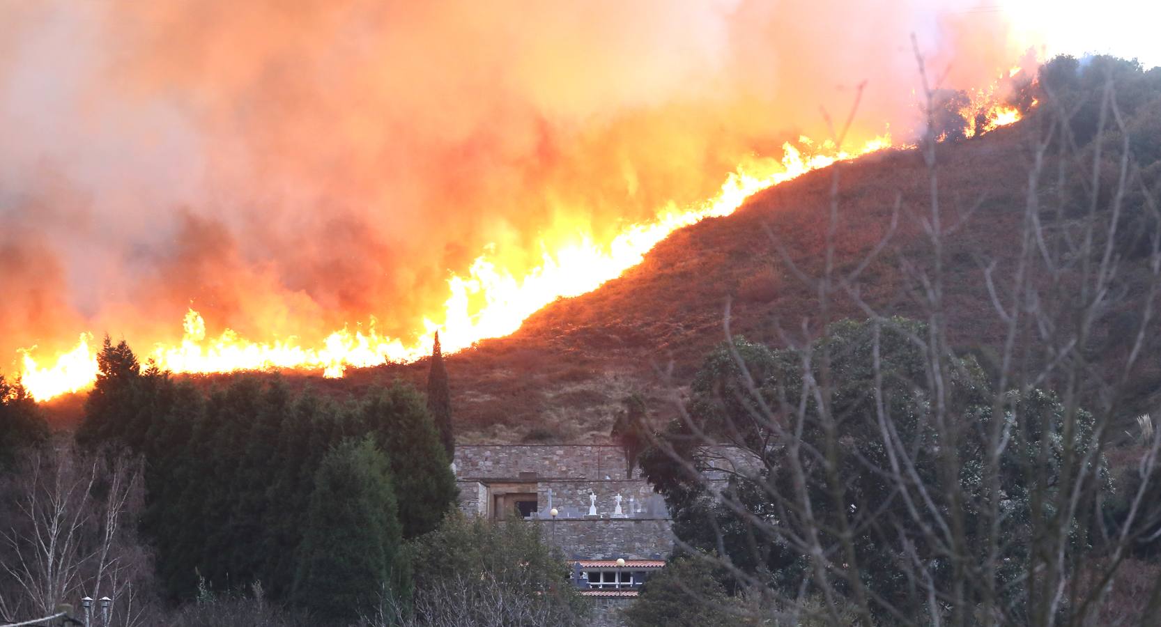 El incendio declarado en Berango, en imágenes