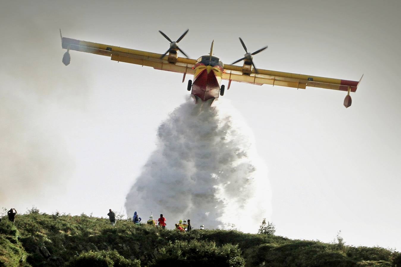 El incendio declarado en Berango, en imágenes