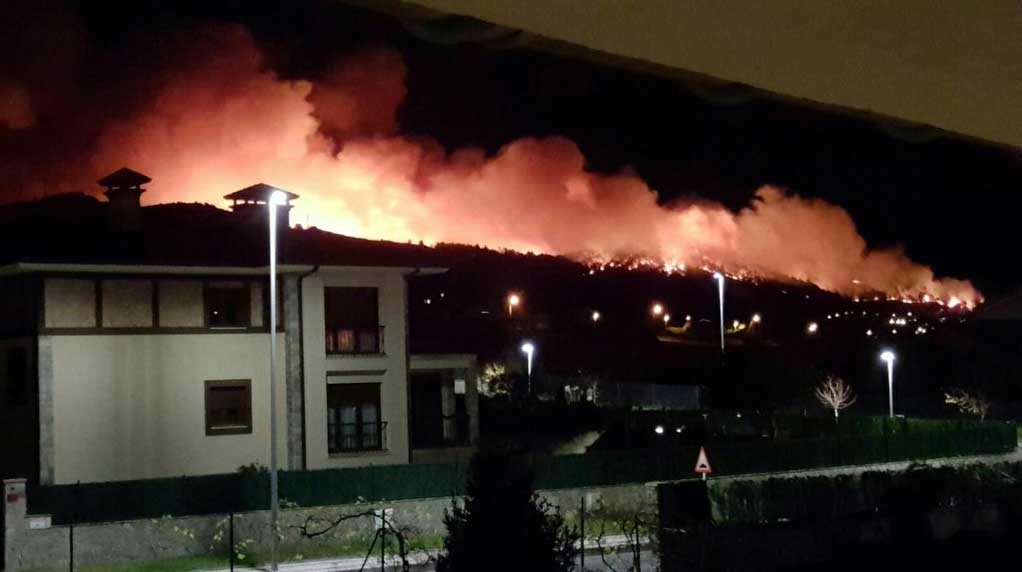 El incendio declarado en Berango, en imágenes