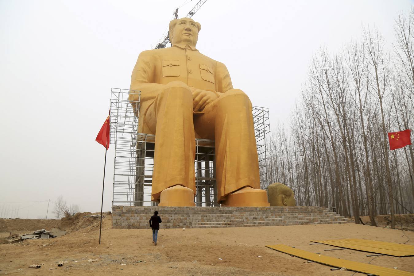 Así era la gigantesca estatua dorada de Mao