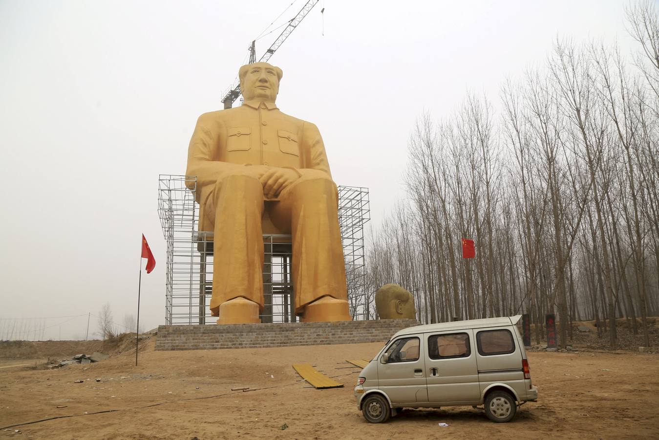 Así era la gigantesca estatua dorada de Mao