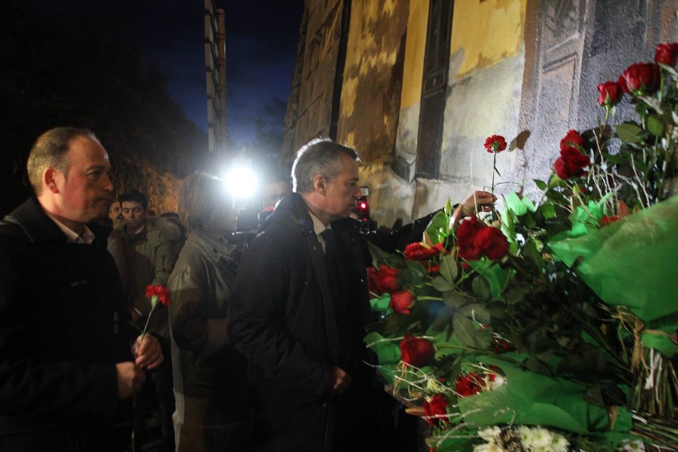 Urkullu participa en la ofrenda floral en Alonsotegi por las víctimas del Bar Aldana