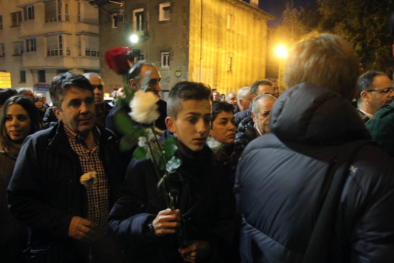 Urkullu participa en la ofrenda floral en Alonsotegi por las víctimas del Bar Aldana