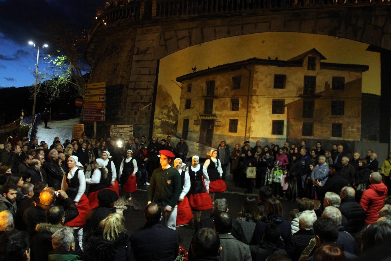 Urkullu participa en la ofrenda floral en Alonsotegi por las víctimas del Bar Aldana