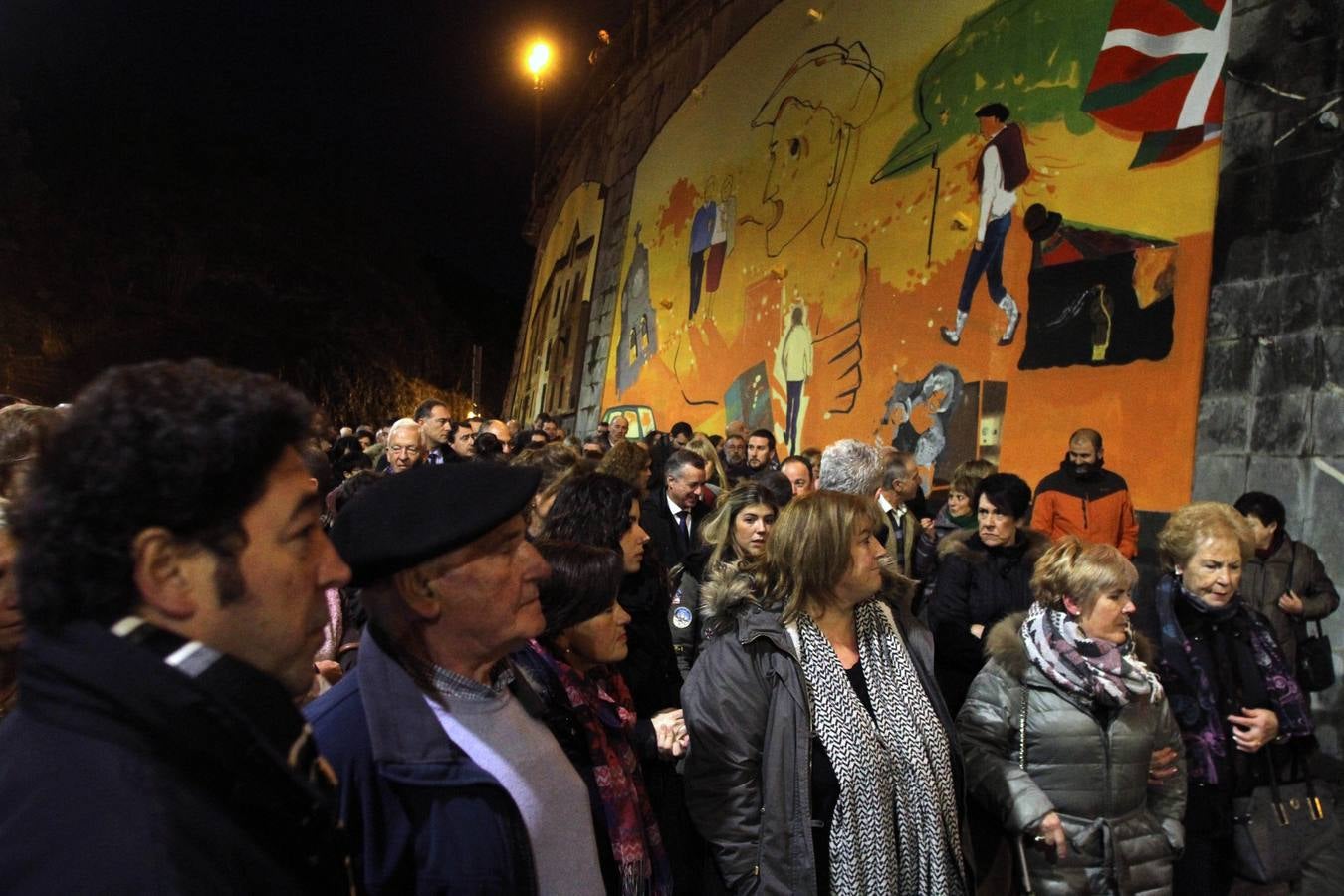 Urkullu participa en la ofrenda floral en Alonsotegi por las víctimas del Bar Aldana