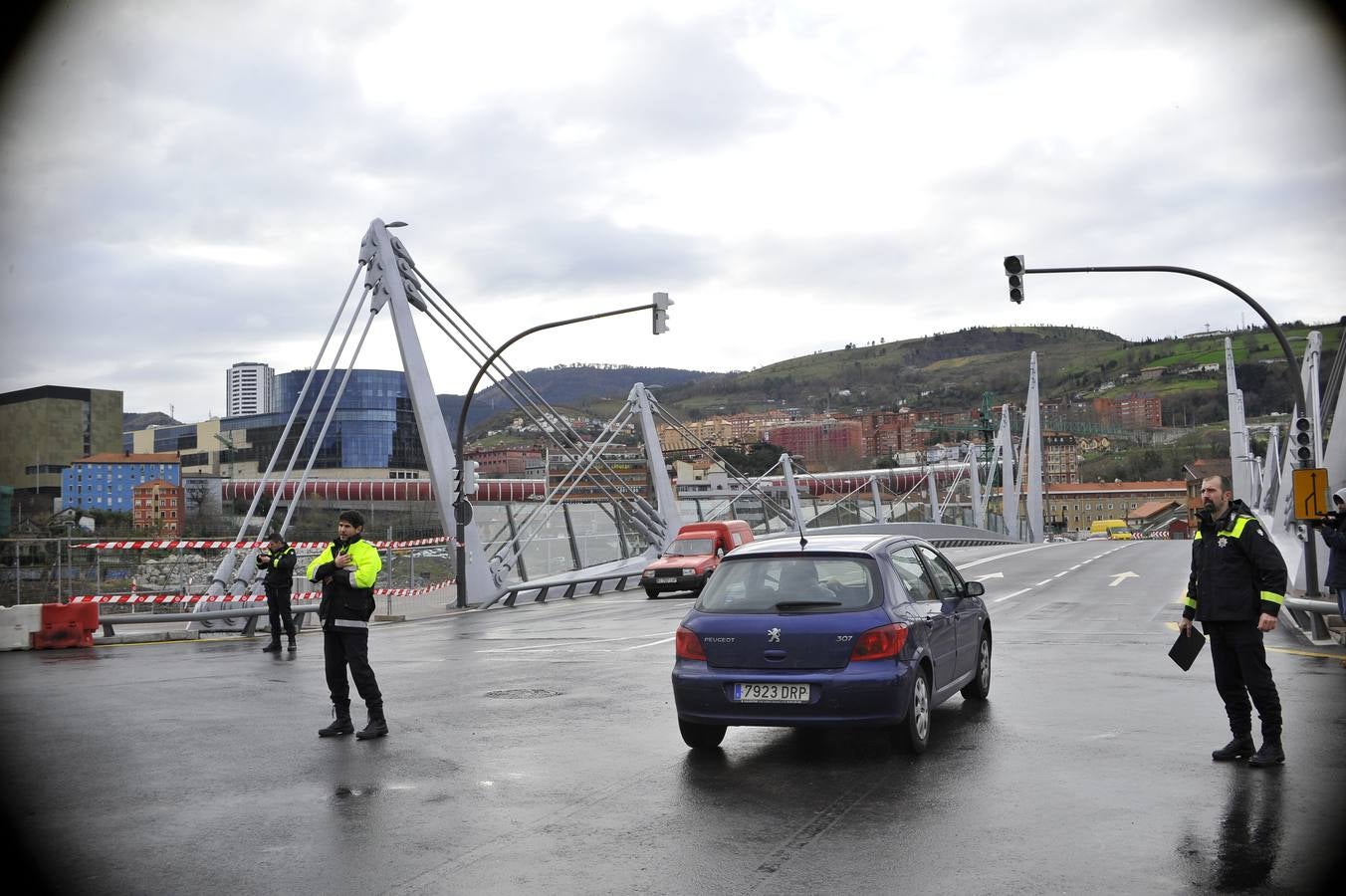 El puente de Gehry ya es la única vía de acceso a Zorrozaurre
