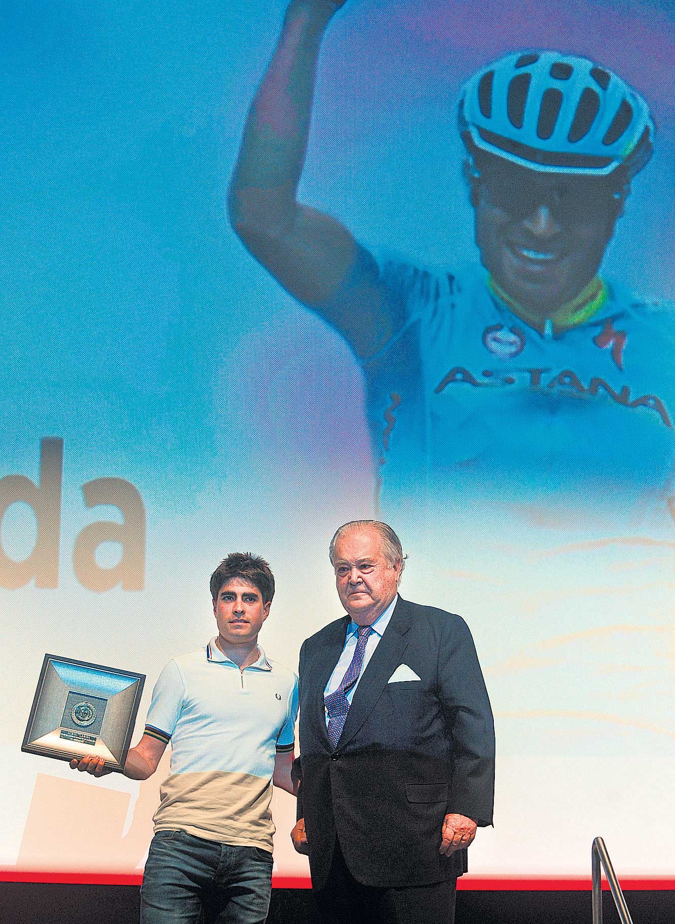 El presidente de EL CORREO, Santiago de Ybarra, en el escenario con el ciclista Mikel Landa.