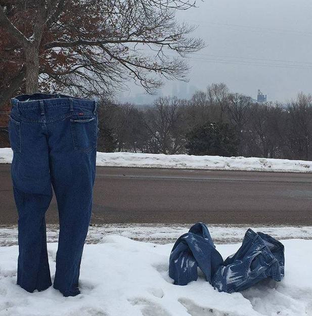 La última moda: congelar pantalones en plena calle