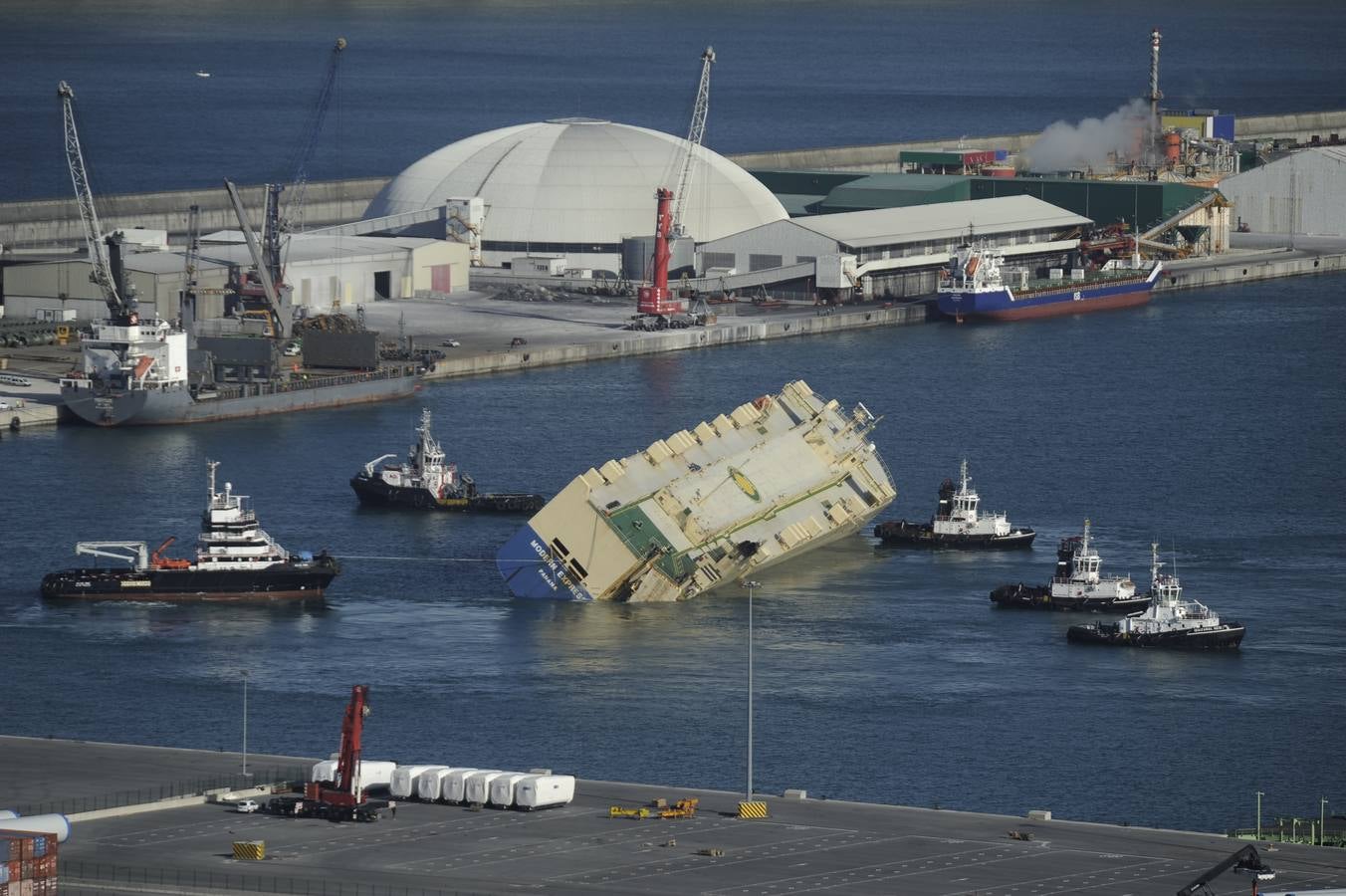 El &#039;Modern Express&#039;, a la espera de ser trasladado a otro muelle