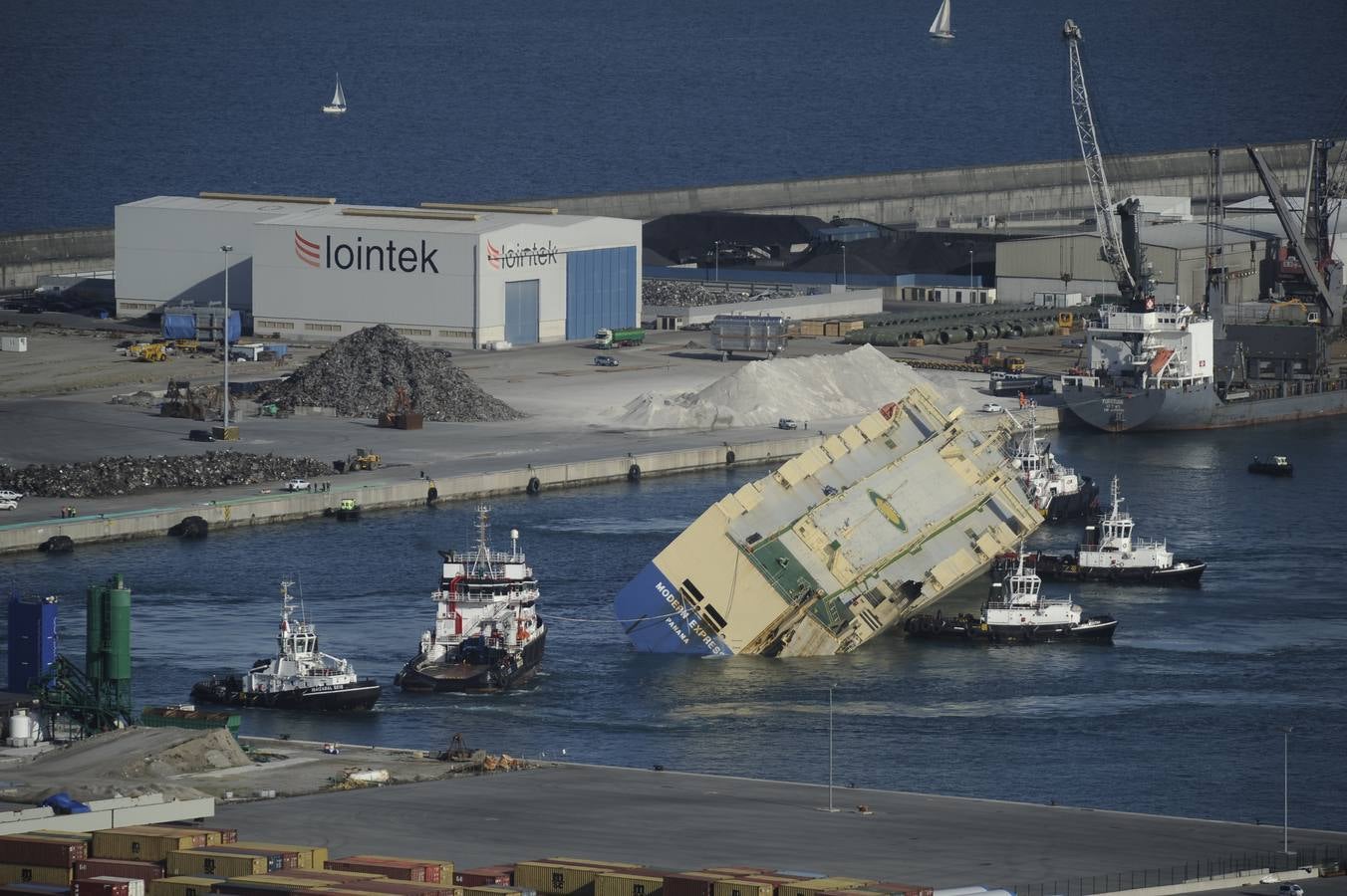 El &#039;Modern Express&#039;, a la espera de ser trasladado a otro muelle