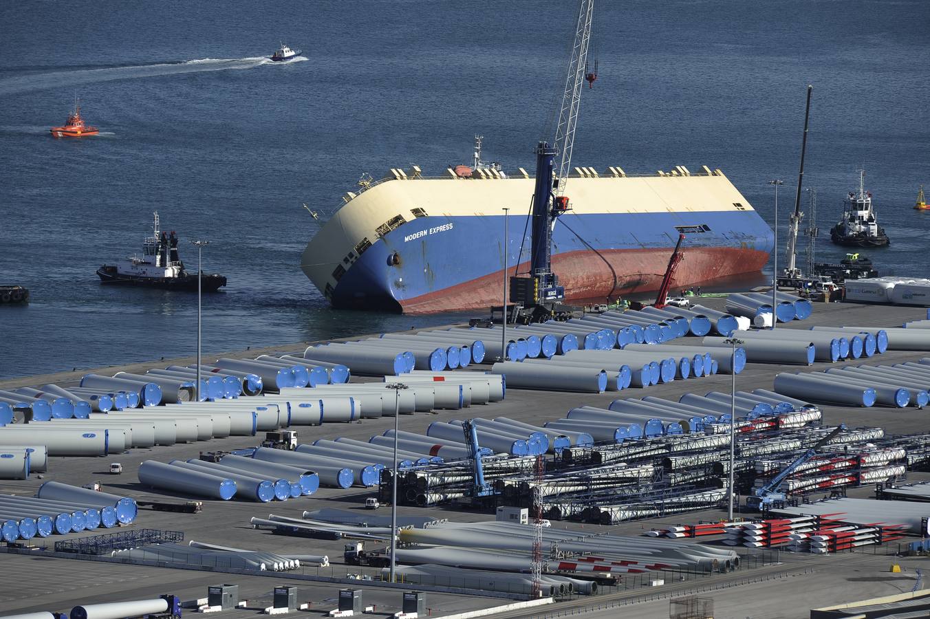 El &#039;Modern Express&#039;, a la espera de ser trasladado a otro muelle