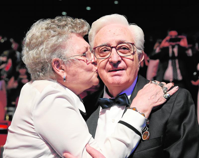 La actriz Pilar Bardem besa al Goya de honor, Mariano Ozores