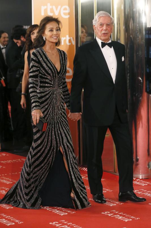 Isabel Preysler y de la mano del escritor Mario Vargas Llosa