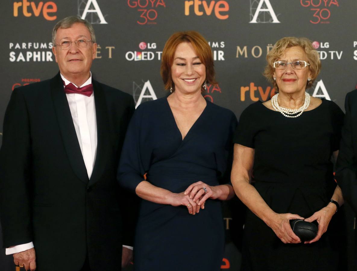 La vicepresidenta primera de la Academia del Cine, Gracia Querejeta (i), junto a la alcaldesa de Madrid, Manuela Carmena, y Porfirio Enríquez. 