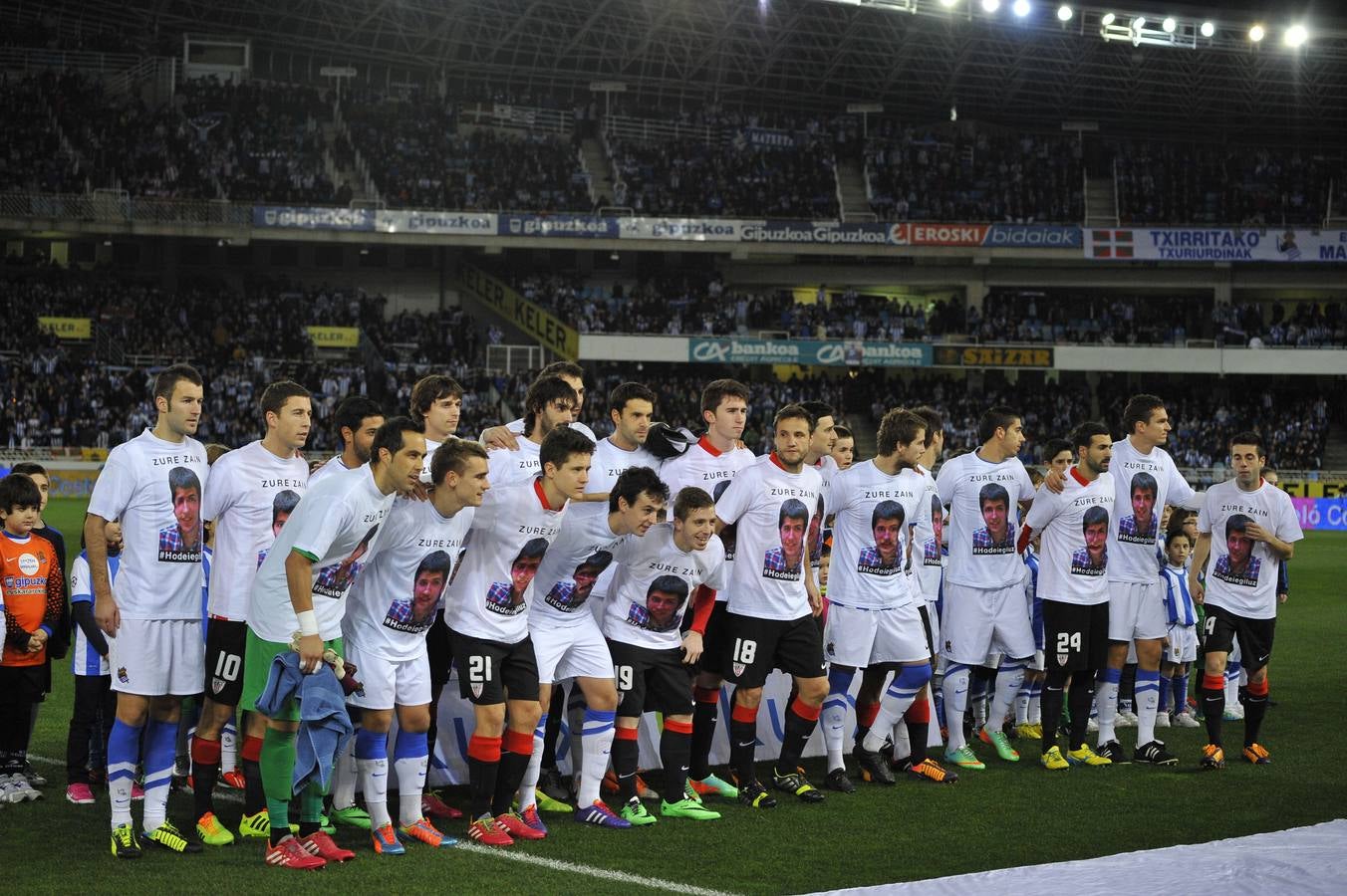 El deporte se vuelca con la familia Egiluz. Real Sociedad y Athletic salen al campo para disputar el derbi con camiseta de Hodei en enero de 2014.