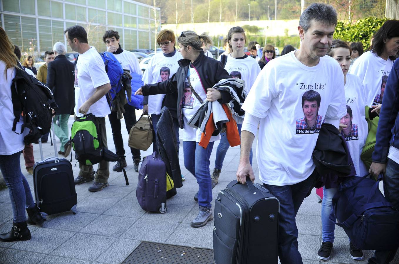 Marzo de 2014. Vecinos y familiares vuelven a Amberes para impulsar la búsqueda del joven de Galdakao.
